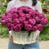 51 малиновый пион Флеминг в корзине